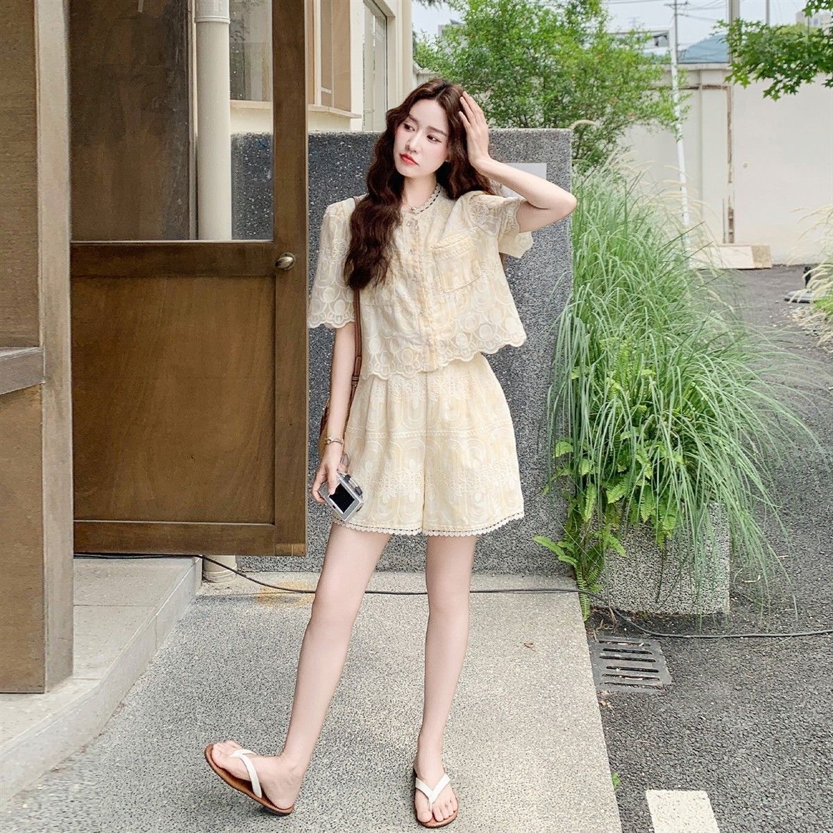 淺黃色蕾絲刺繡小香風套裝女  短袖上衣 + 短褲兩件組