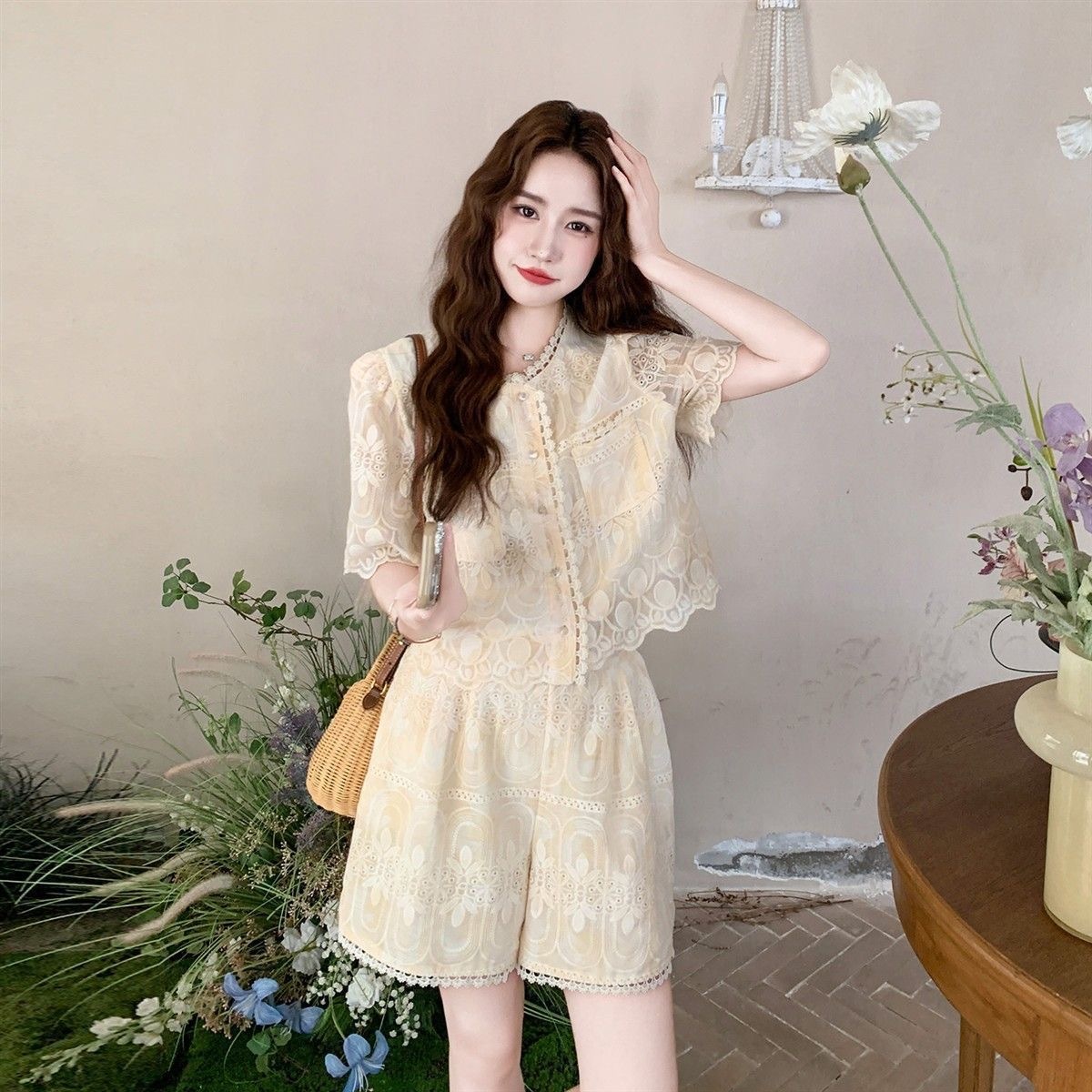 淺黃色蕾絲刺繡小香風套裝女  短袖上衣 + 短褲兩件組