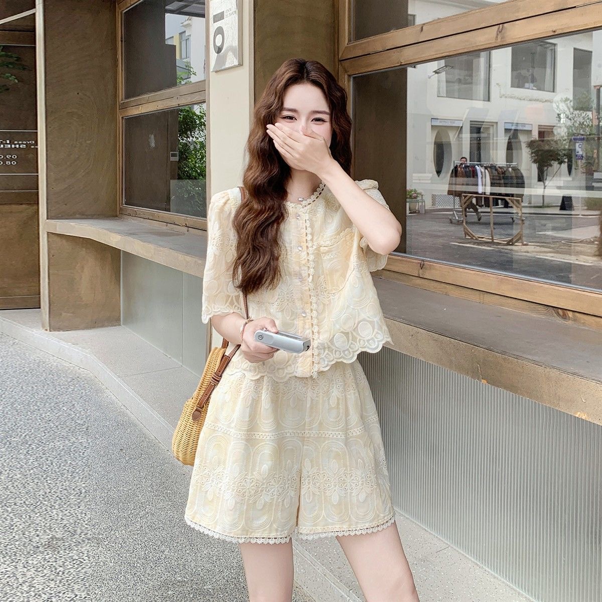 淺黃色蕾絲刺繡小香風套裝女  短袖上衣 + 短褲兩件組