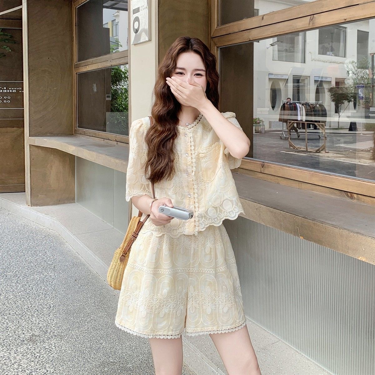 淺黃色蕾絲刺繡小香風套裝女  短袖上衣 + 短褲兩件組