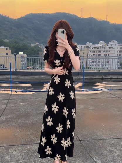 法式氣質御姐輕熟小眾不撞款黑色碎花 V 領顯瘦新款洋裝 赫本長裙