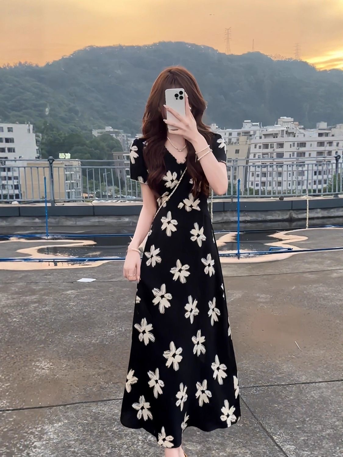 法式氣質御姐輕熟小眾不撞款黑色碎花 V 領顯瘦新款洋裝 赫本長裙