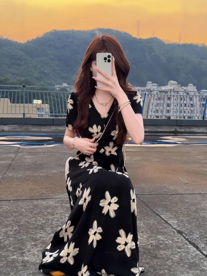 法式氣質御姐輕熟小眾不撞款黑色碎花 V 領顯瘦新款洋裝 赫本長裙