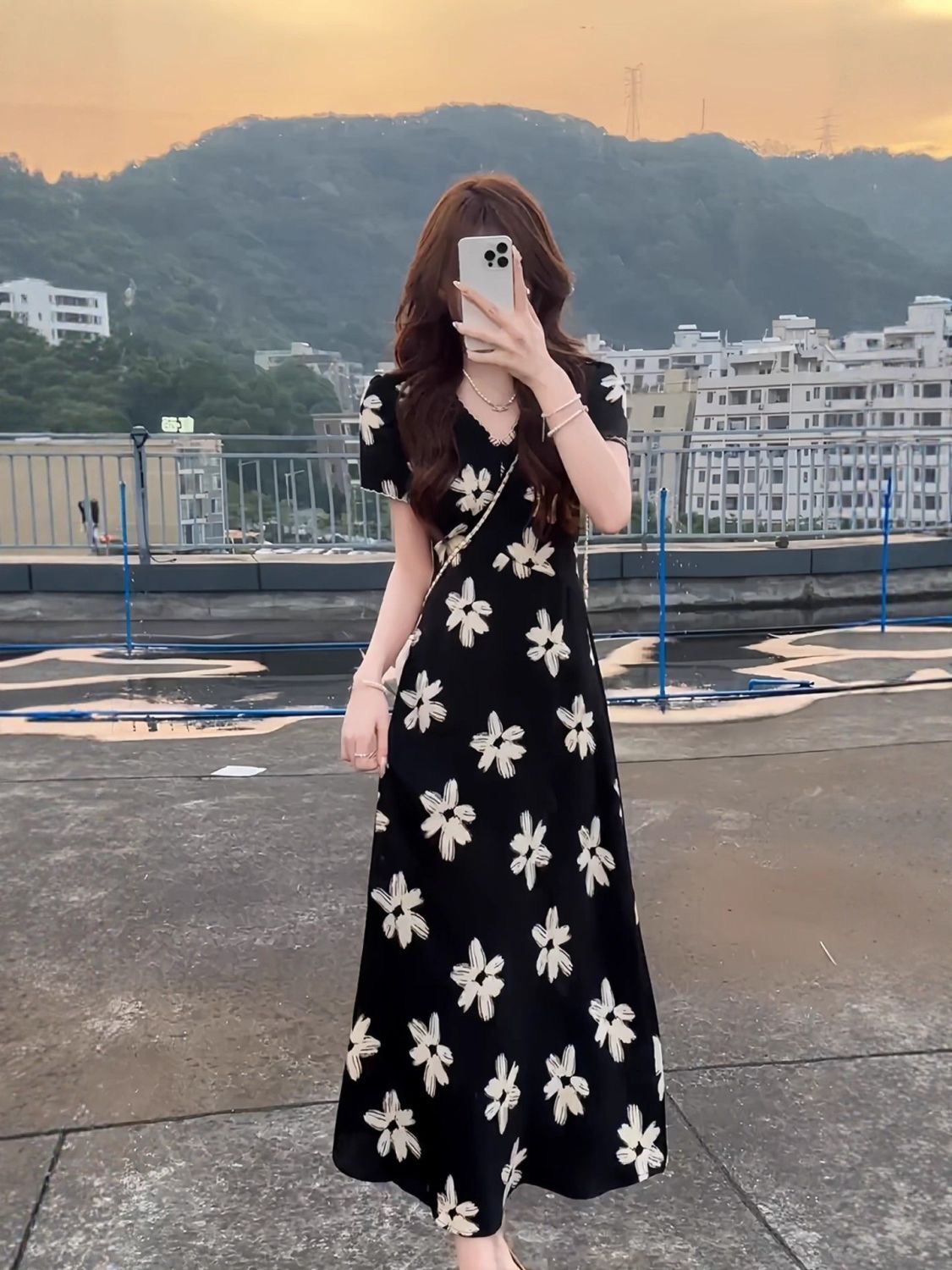 法式氣質御姐輕熟小眾不撞款黑色碎花 V 領顯瘦新款洋裝 赫本長裙