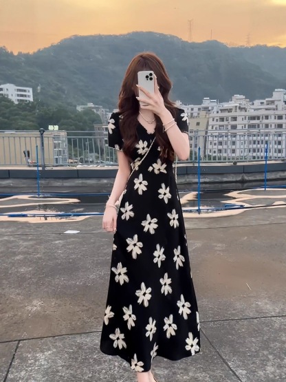 法式氣質御姐輕熟小眾不撞款黑色碎花 V 領顯瘦新款洋裝 赫本長裙