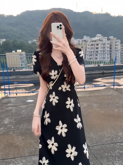 法式氣質御姐輕熟小眾不撞款黑色碎花 V 領顯瘦新款洋裝 赫本長裙