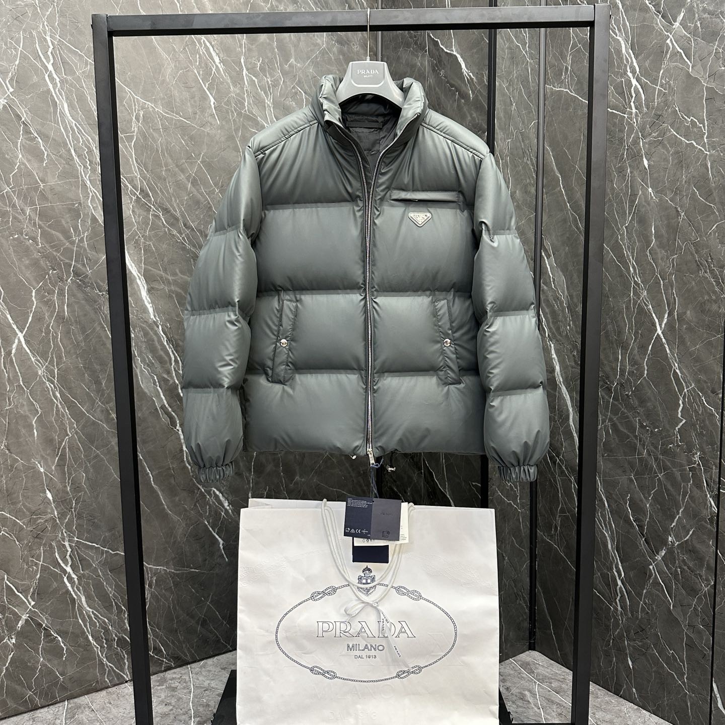 PRADA メンズダウンジャケット 高級グレー