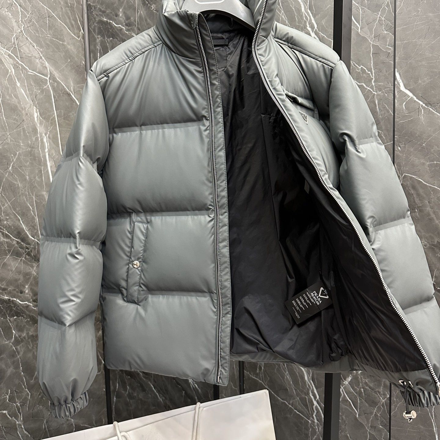 PRADA メンズダウンジャケット 高級グレー