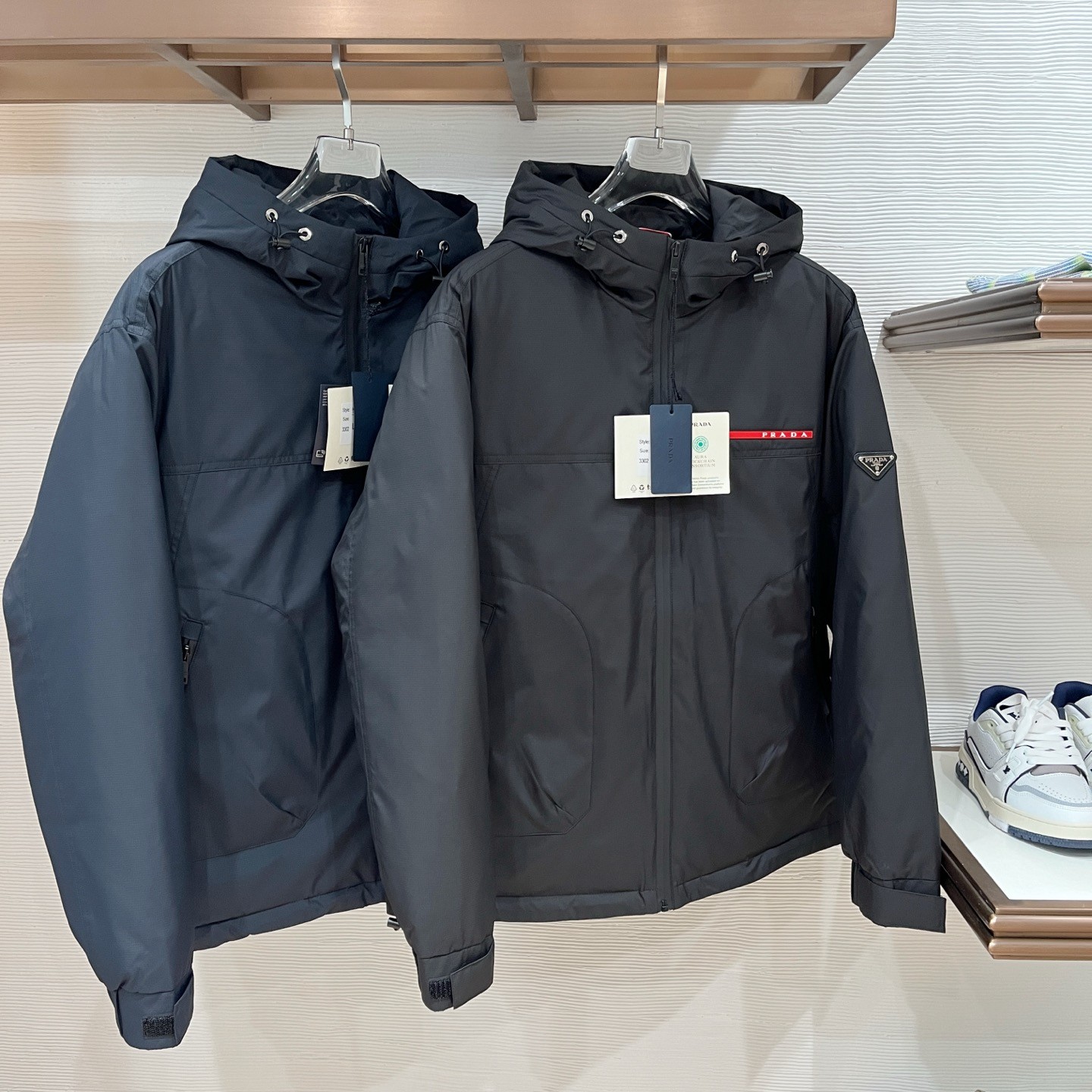 PRADA プラダ 2025新作 メンズダウンジャケット ブラック/ディープブルー