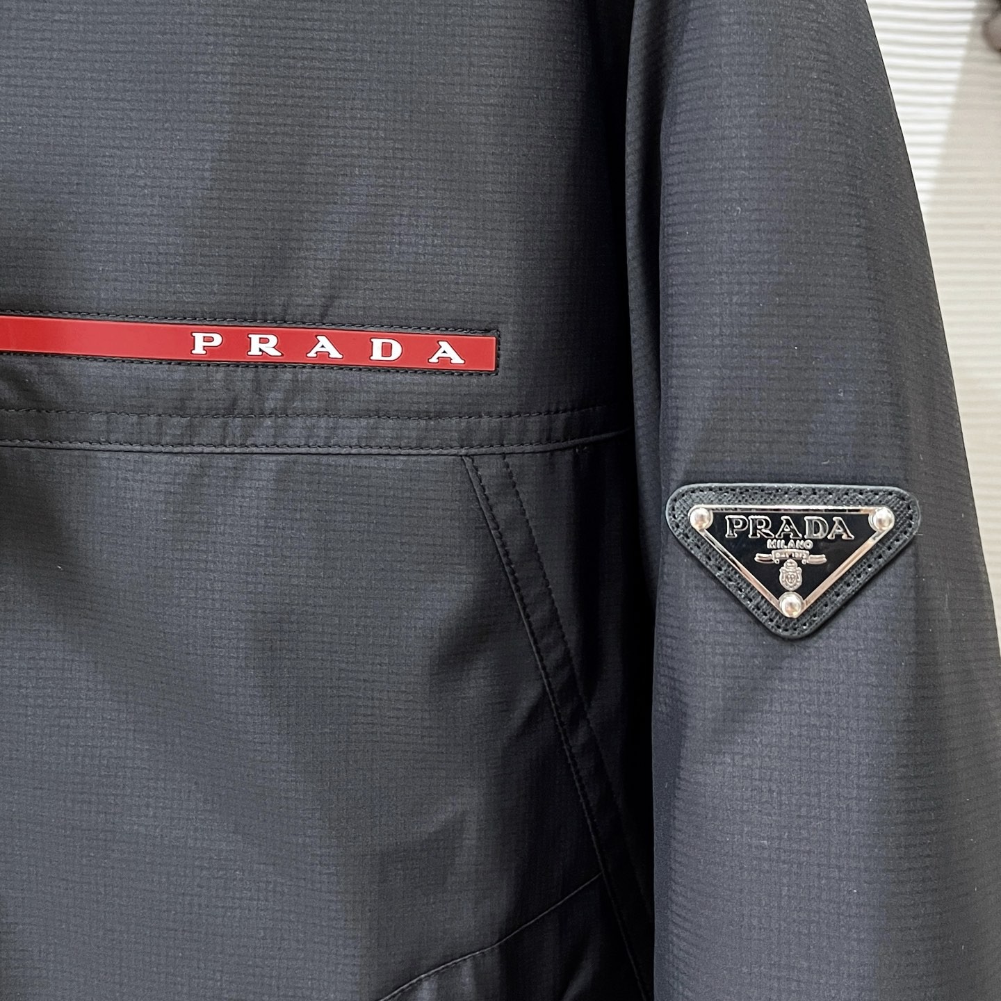 PRADA プラダ 2025新作 メンズダウンジャケット ブラック/ディープブルー