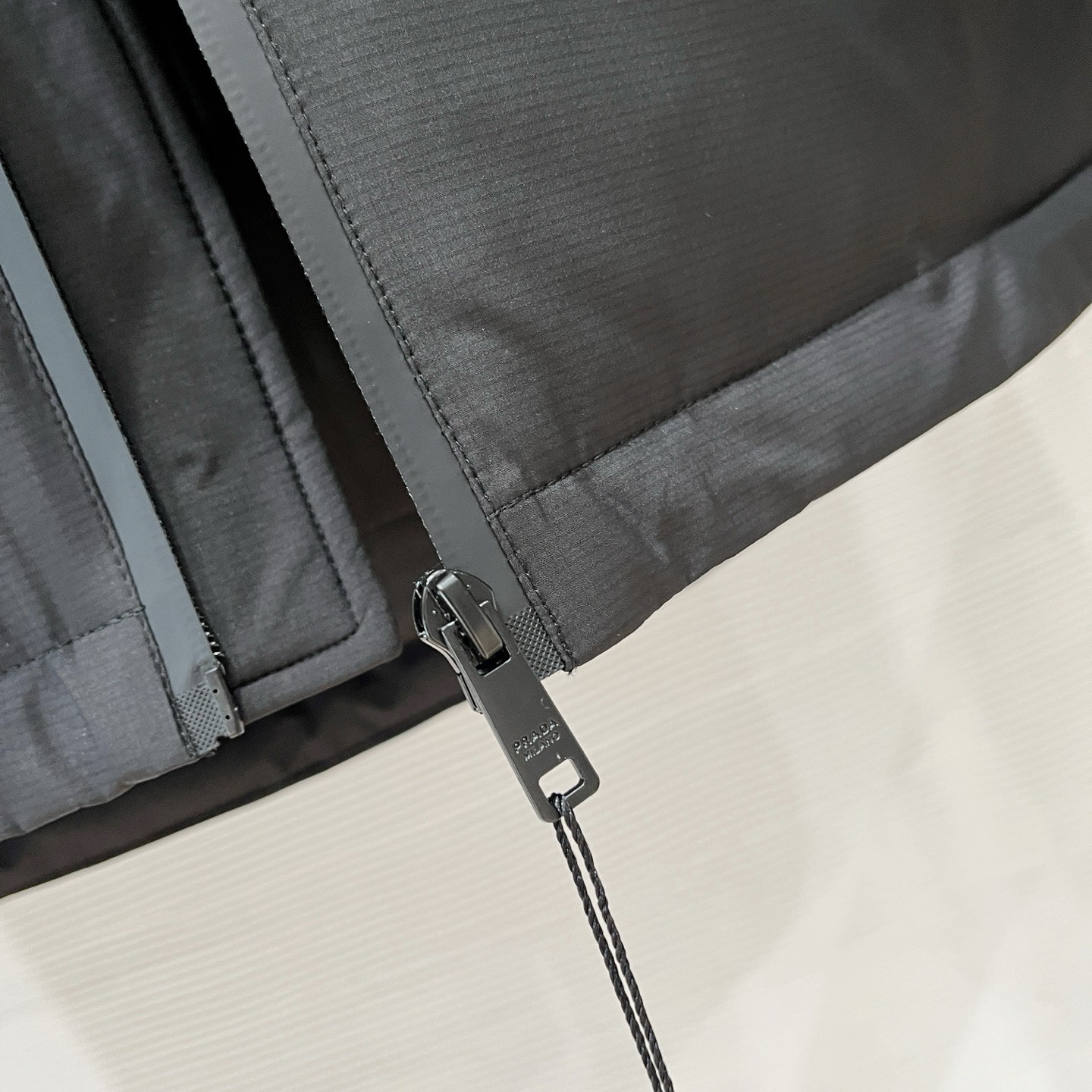 PRADA プラダ 2025新作 メンズダウンジャケット ブラック/ディープブルー