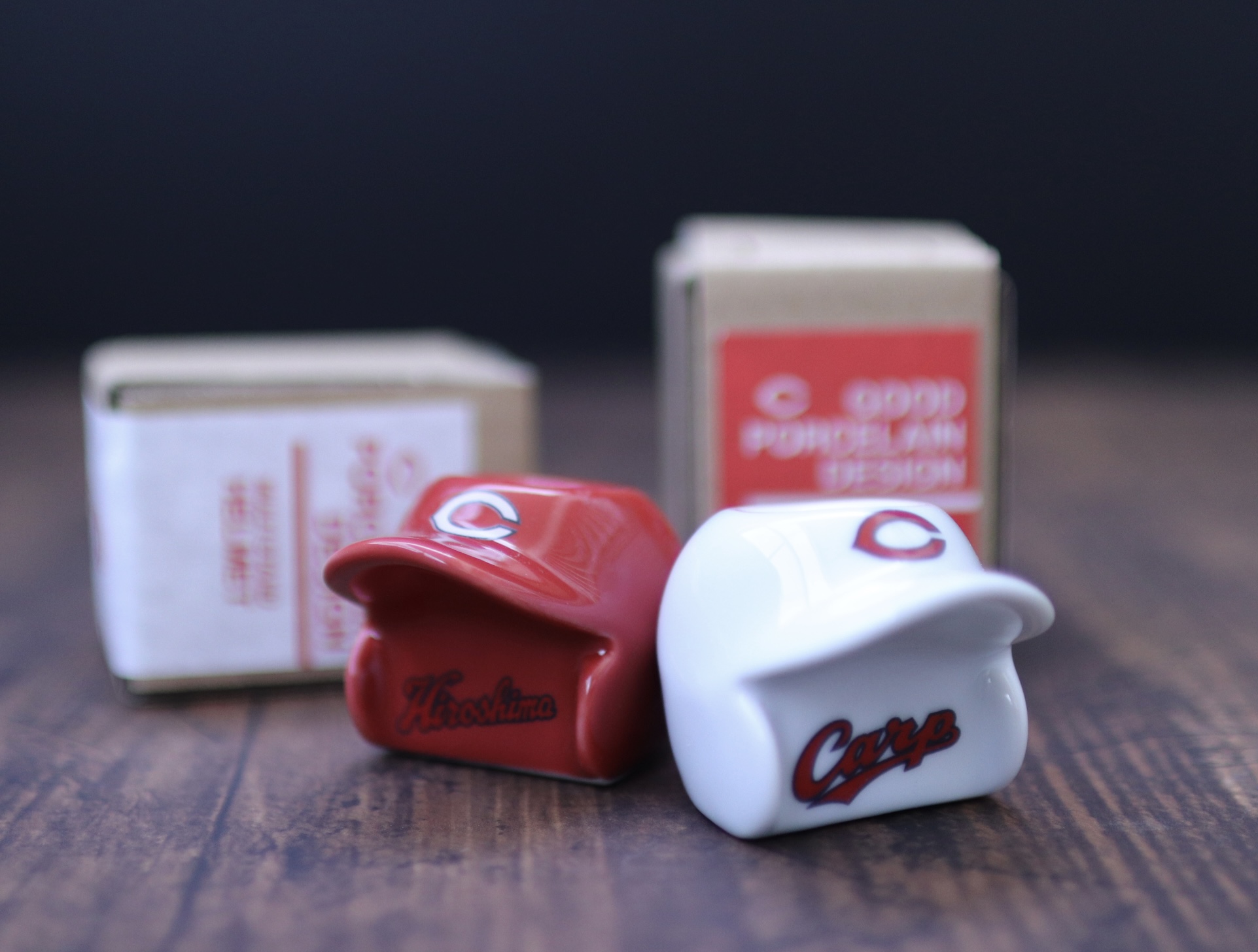 ヘルメット型ペン立て（広島CARP）