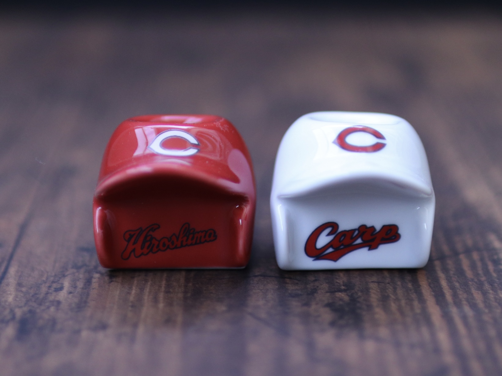 ヘルメット型ペン立て（広島CARP）