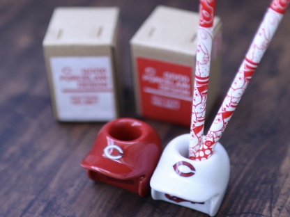 ヘルメット型ペン立て（広島CARP）