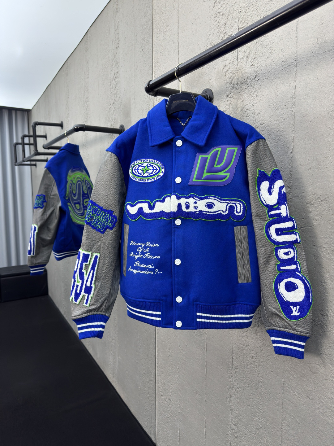 [ Louis Vuitton ] ルイ・ヴィトン  サファイア刺繍の皮の袖の野球服のコート