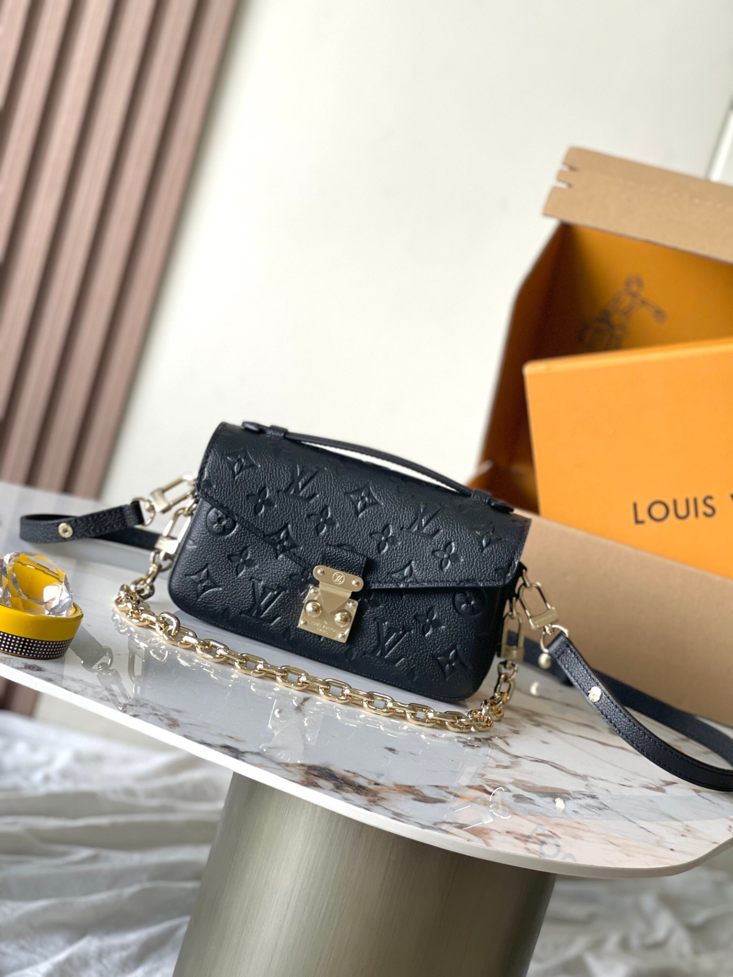 Louis Vuitton  ルイ・ヴィトン シーズナル ワンショルダーバッグ 