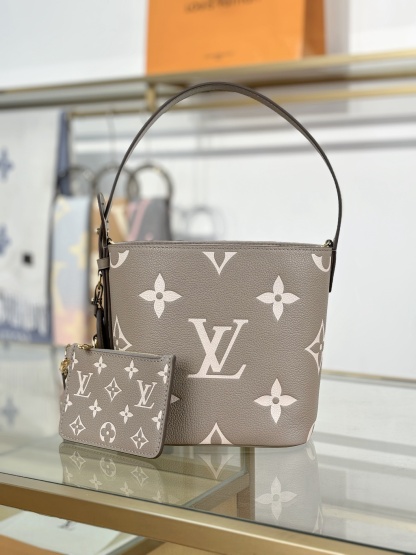 Louis Vuitton  ルイ・ヴィトン シーズナル ワンショルダーバッグ 