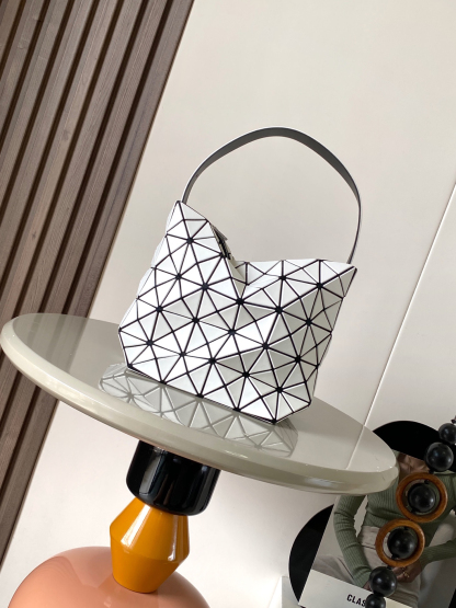 イッセイミヤケ「Issey Miyake」LUCENTシリーズ トートバッグ