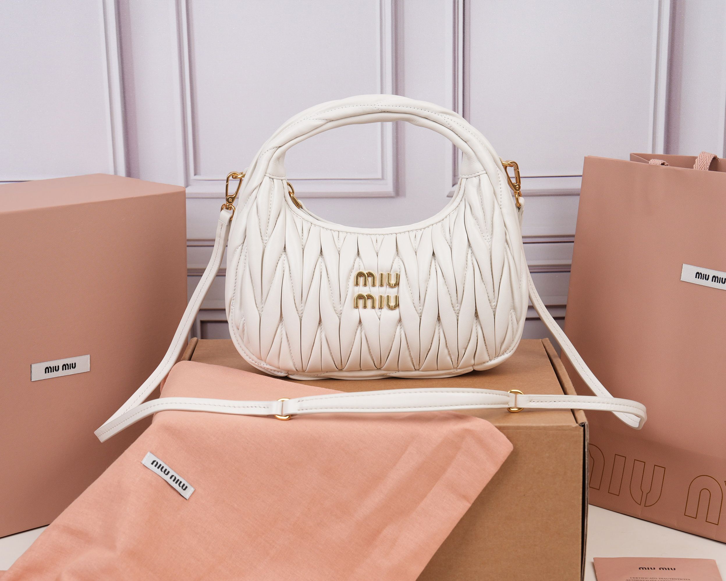 ミュウミュウ「MIUMIU」レディースファッションハンドバッグとショルダーバッグ