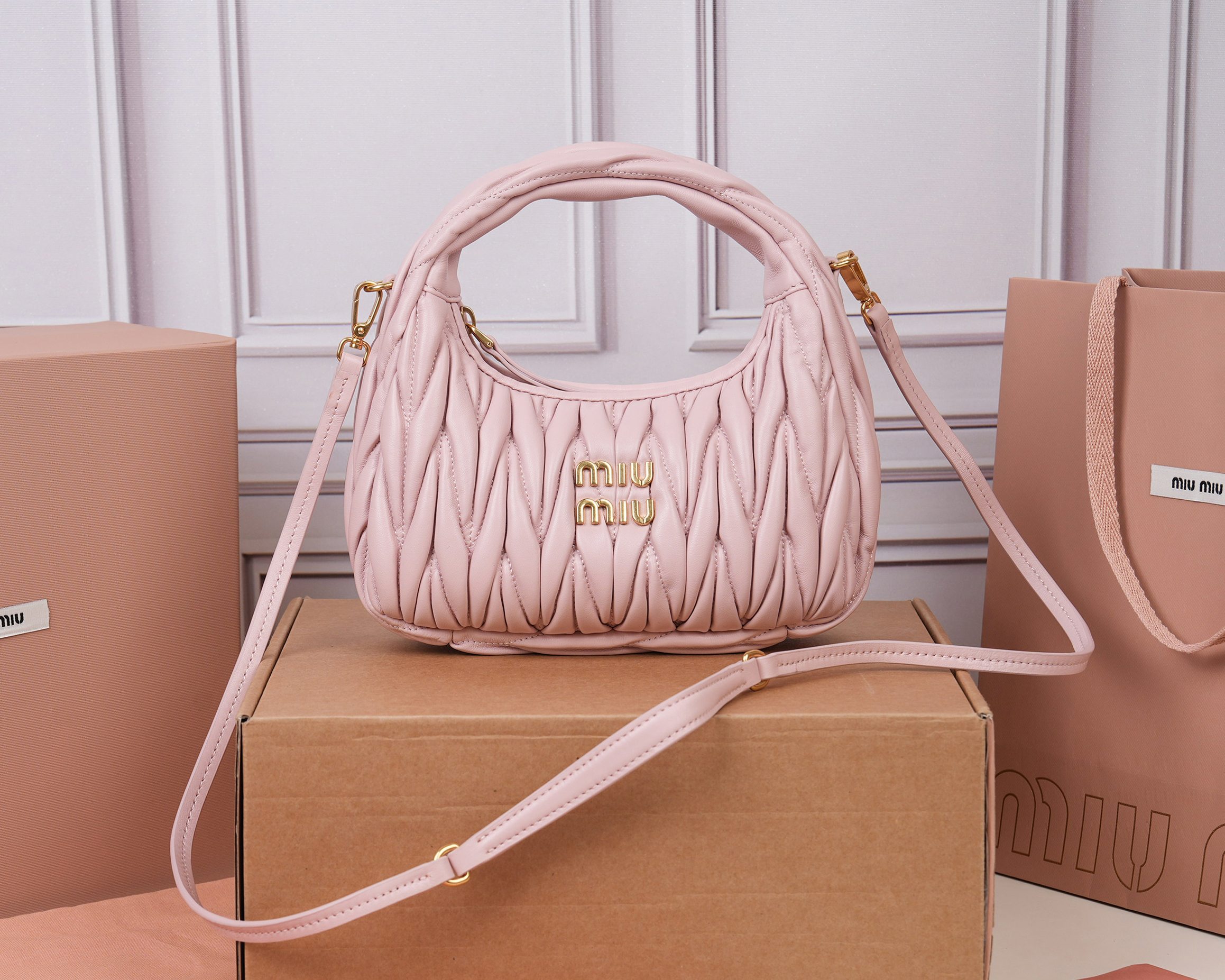 ミュウミュウ「MIUMIU」レディースファッションハンドバッグとショルダーバッグ