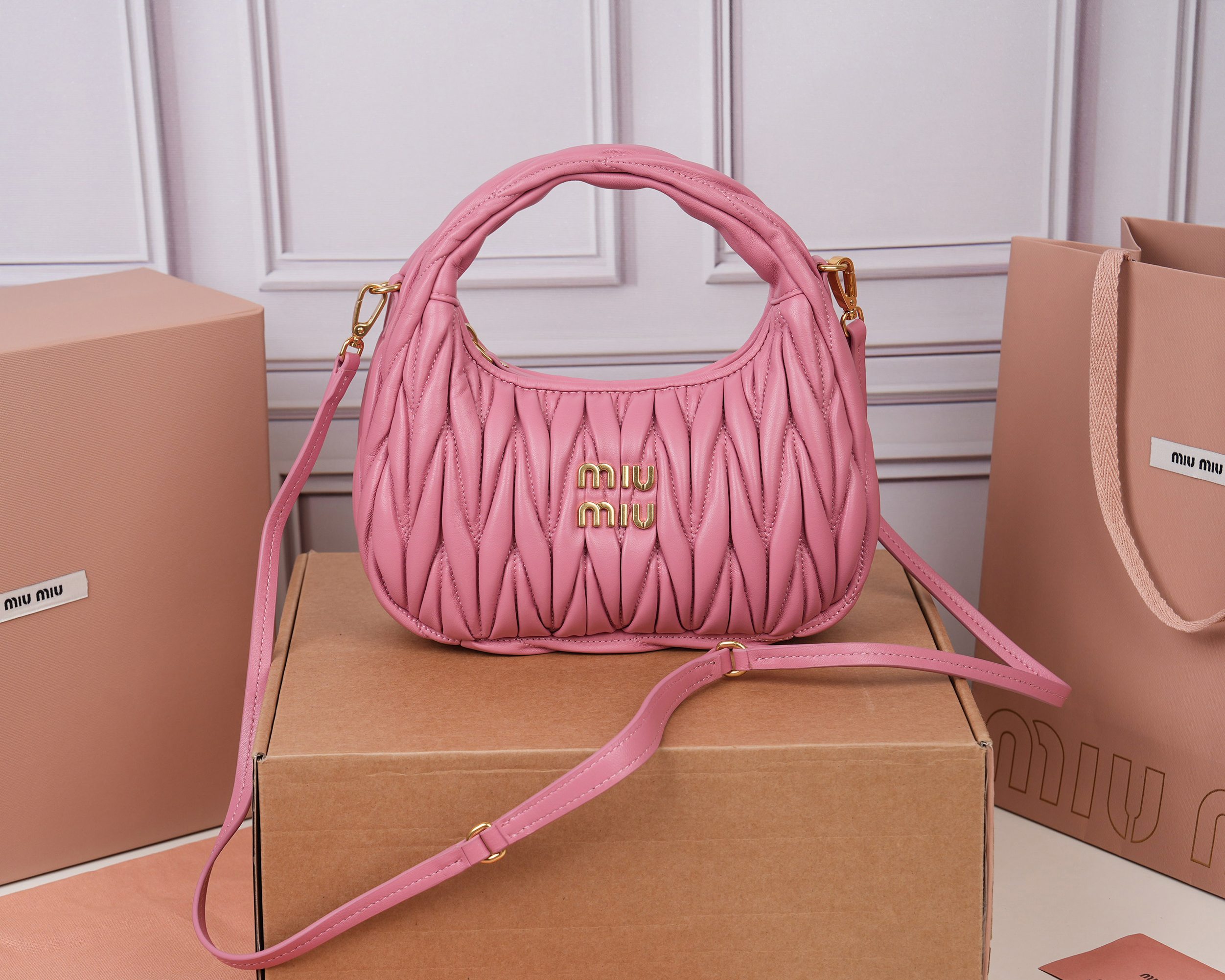 ミュウミュウ「MIUMIU」レディースファッションハンドバッグとショルダーバッグ