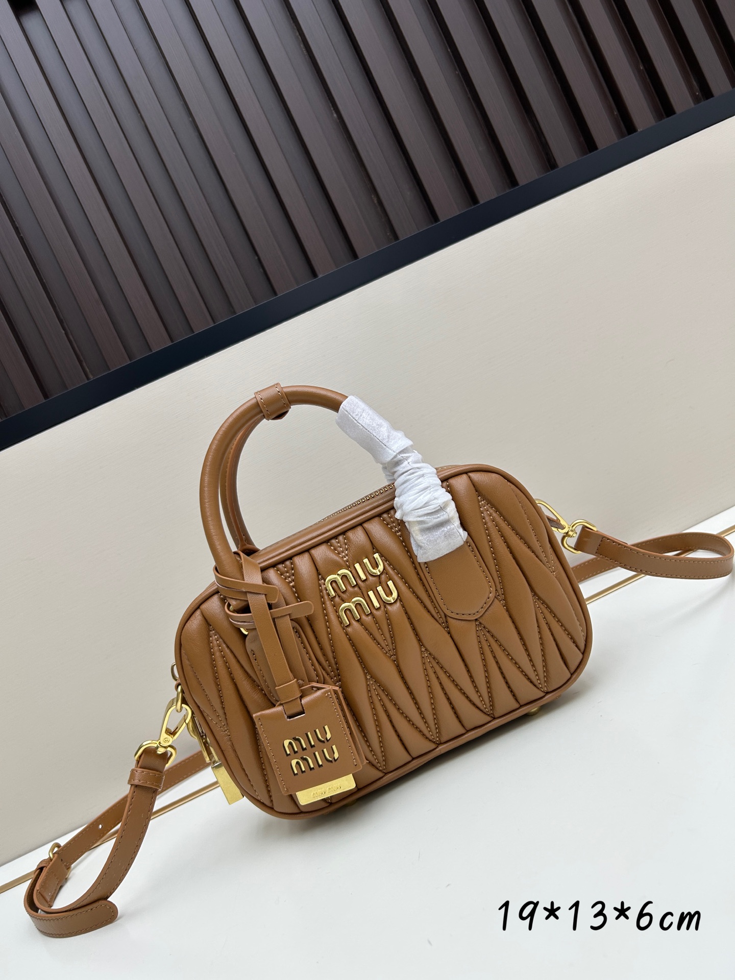 ミュウミュウ「MIUMIU」レディースファッションハンドバッグとショルダーバッグ