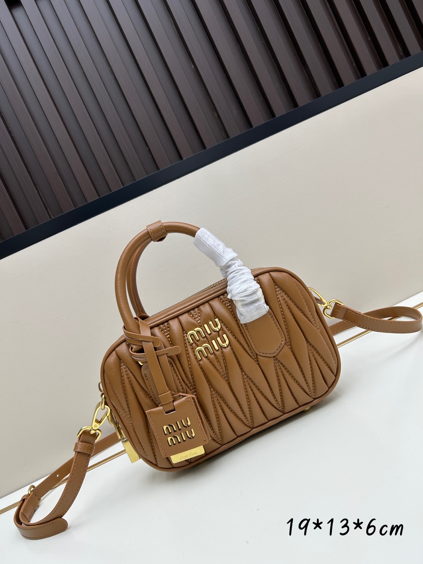 ミュウミュウ「MIUMIU」レディースファッションハンドバッグとショルダーバッグ
