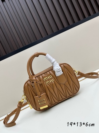 ミュウミュウ「MIUMIU」レディースファッションハンドバッグとショルダーバッグ