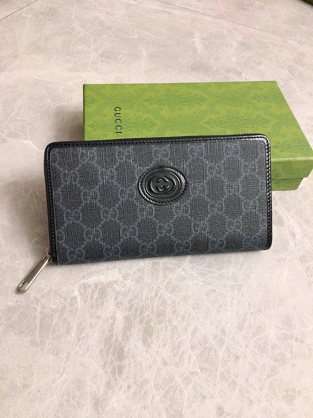 グッチ「Gucci」 クラシックなモノグラムウォレット