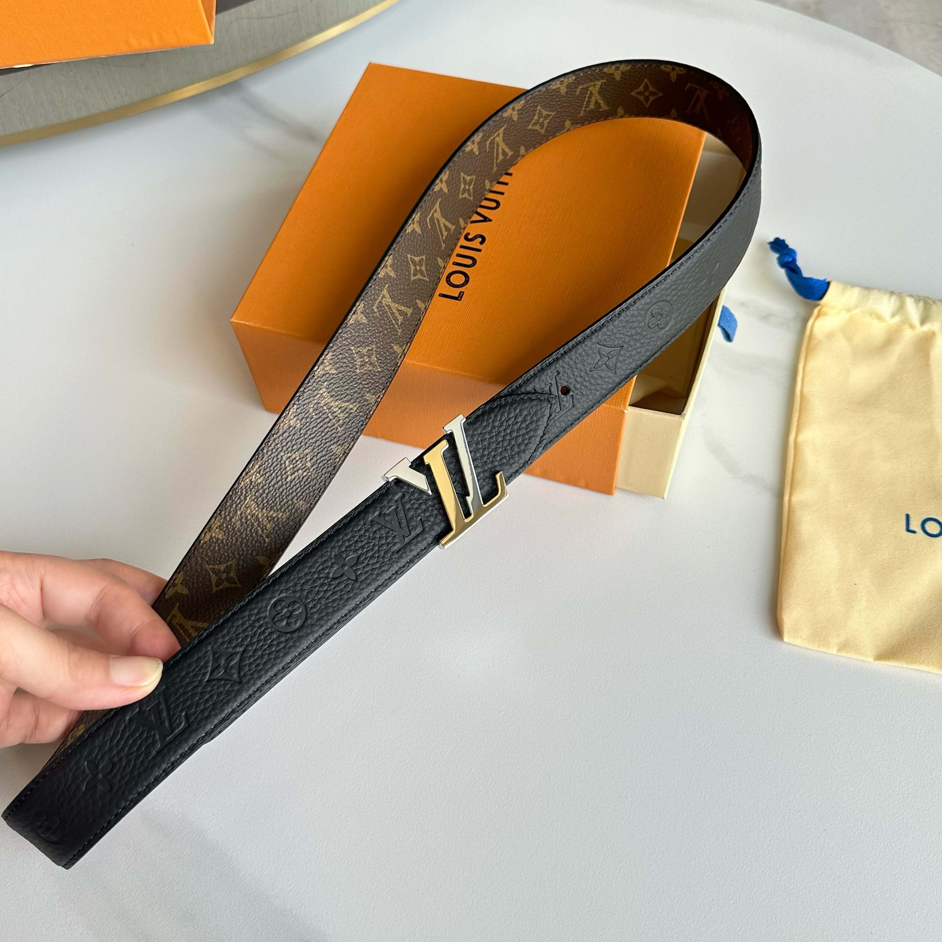 Louis Vuitton ルイヴィトンの新作女性用ベルト（リバーシブル）