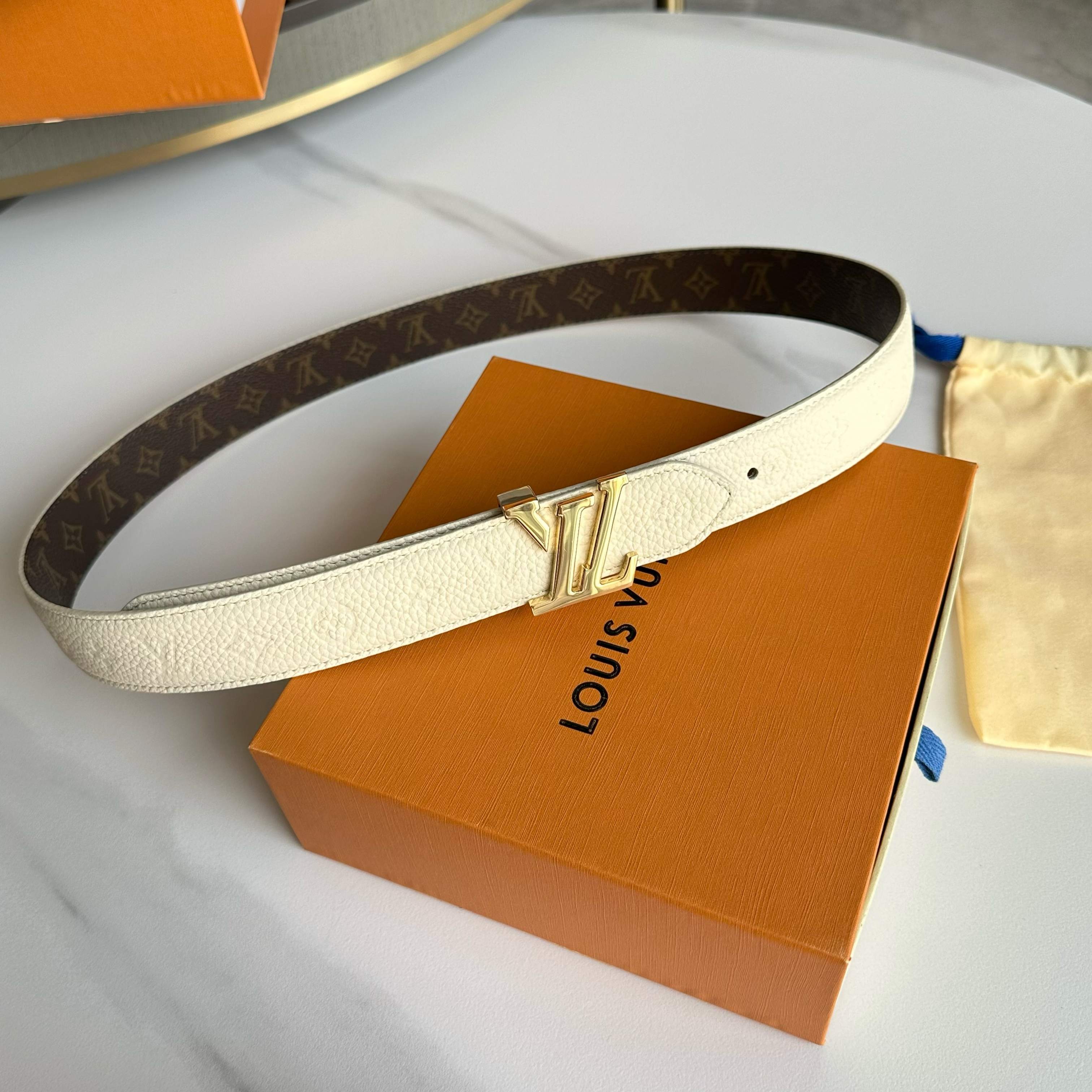 Louis Vuitton ルイヴィトンの新作女性用ベルト（リバーシブル）