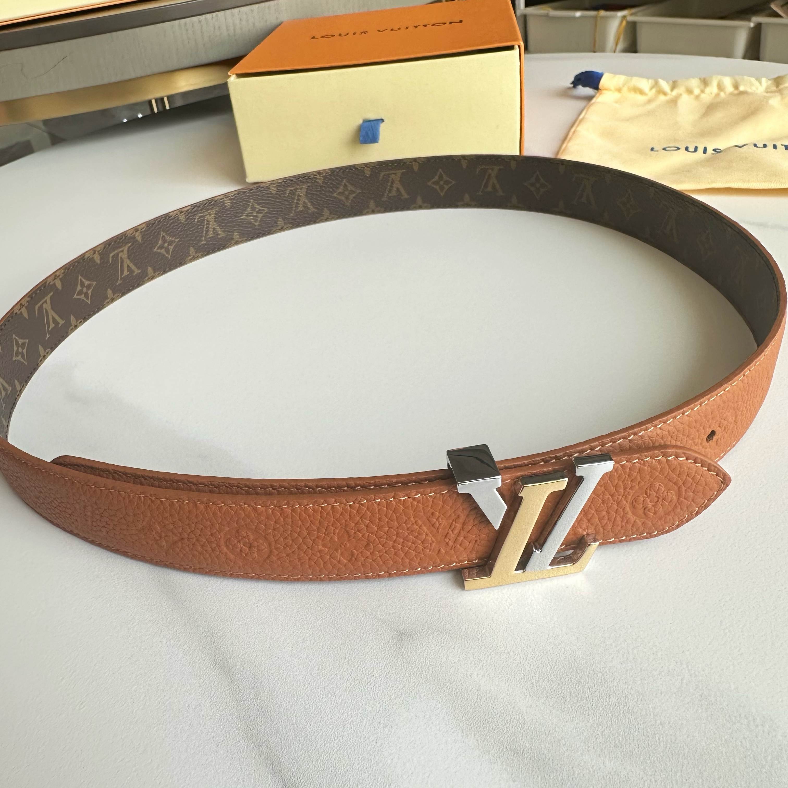 Louis Vuitton ルイヴィトンの新作女性用ベルト（リバーシブル）