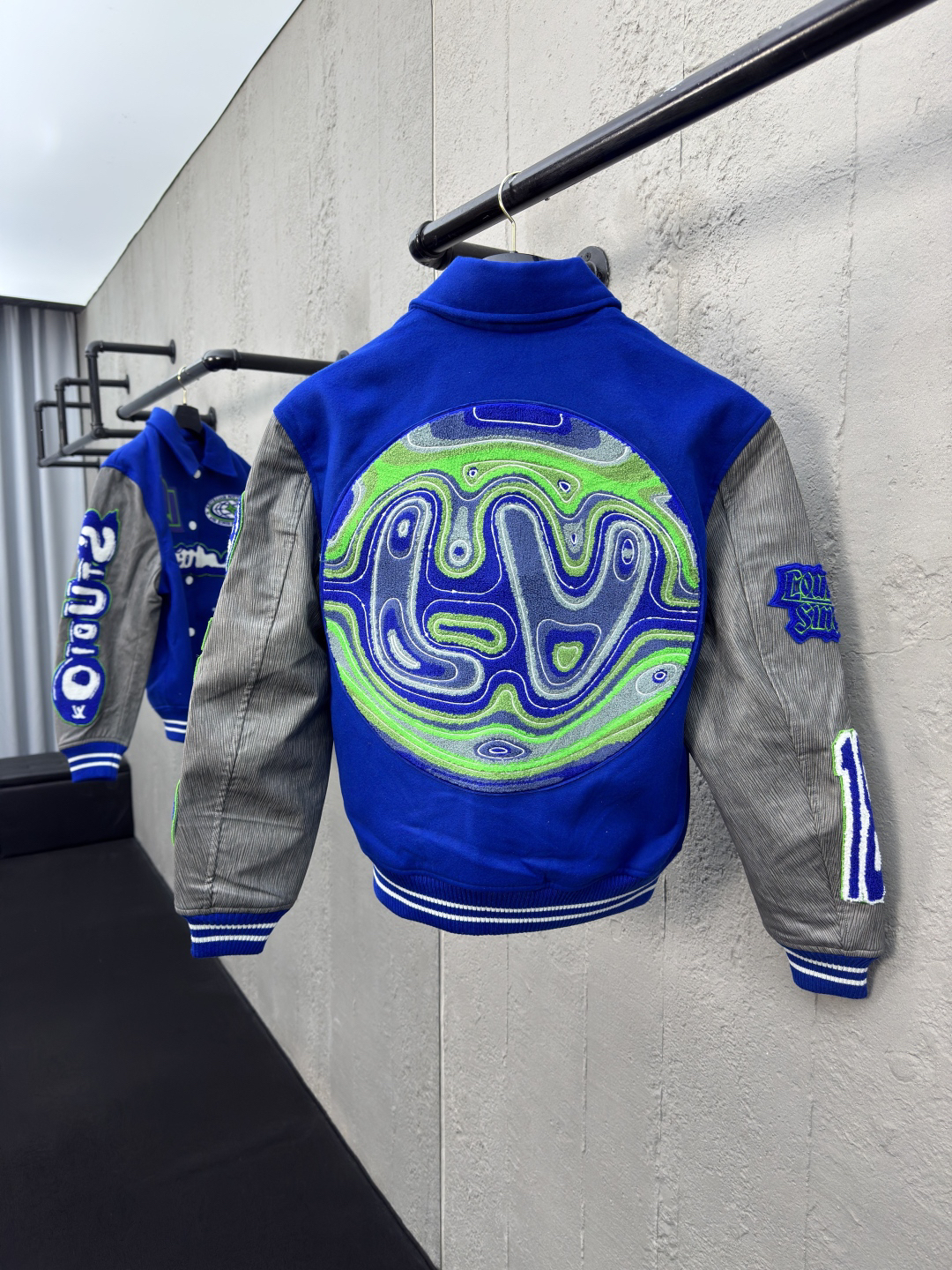 [ Louis Vuitton ] ルイ・ヴィトン  サファイア刺繍の皮の袖の野球服のコート