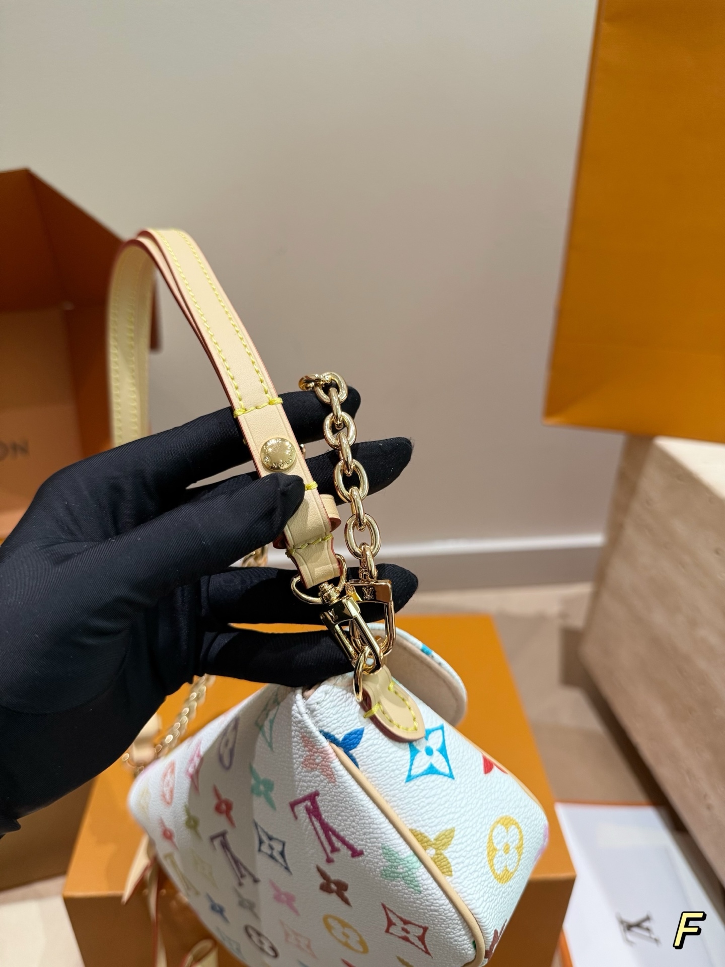 Louis Vuitton  ルイ・ヴィトン シーズナル ワンショルダーバッグ