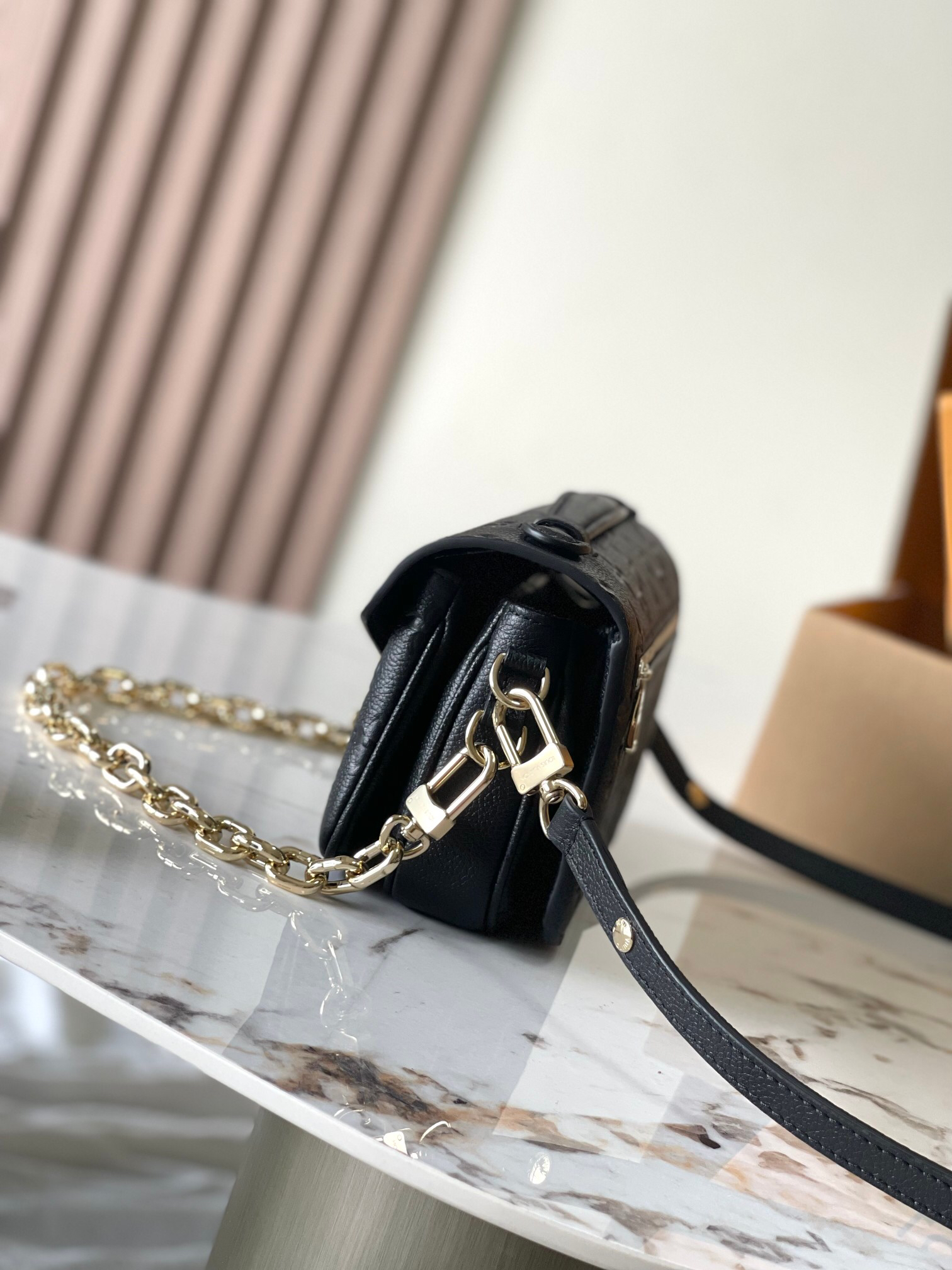 Louis Vuitton  ルイ・ヴィトン シーズナル ワンショルダーバッグ 