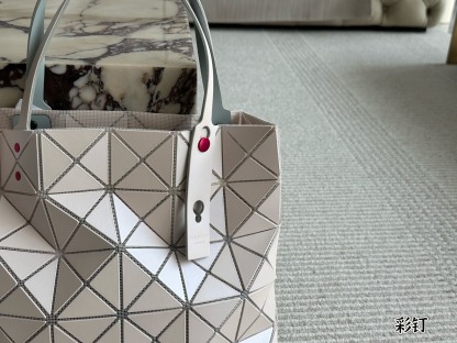 イッセイミヤケ「Issey Miyake」LUCENTシリーズ トートバッグ