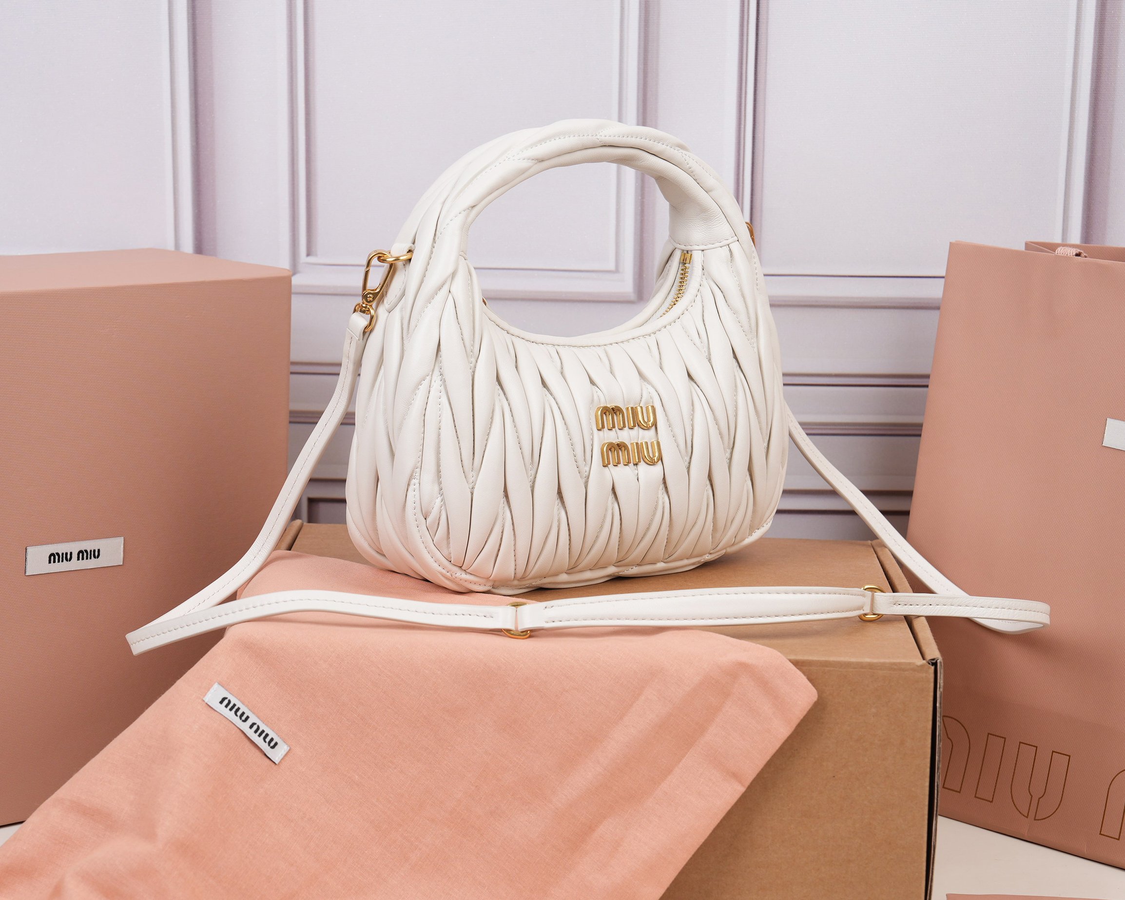 ミュウミュウ「MIUMIU」レディースファッションハンドバッグとショルダーバッグ