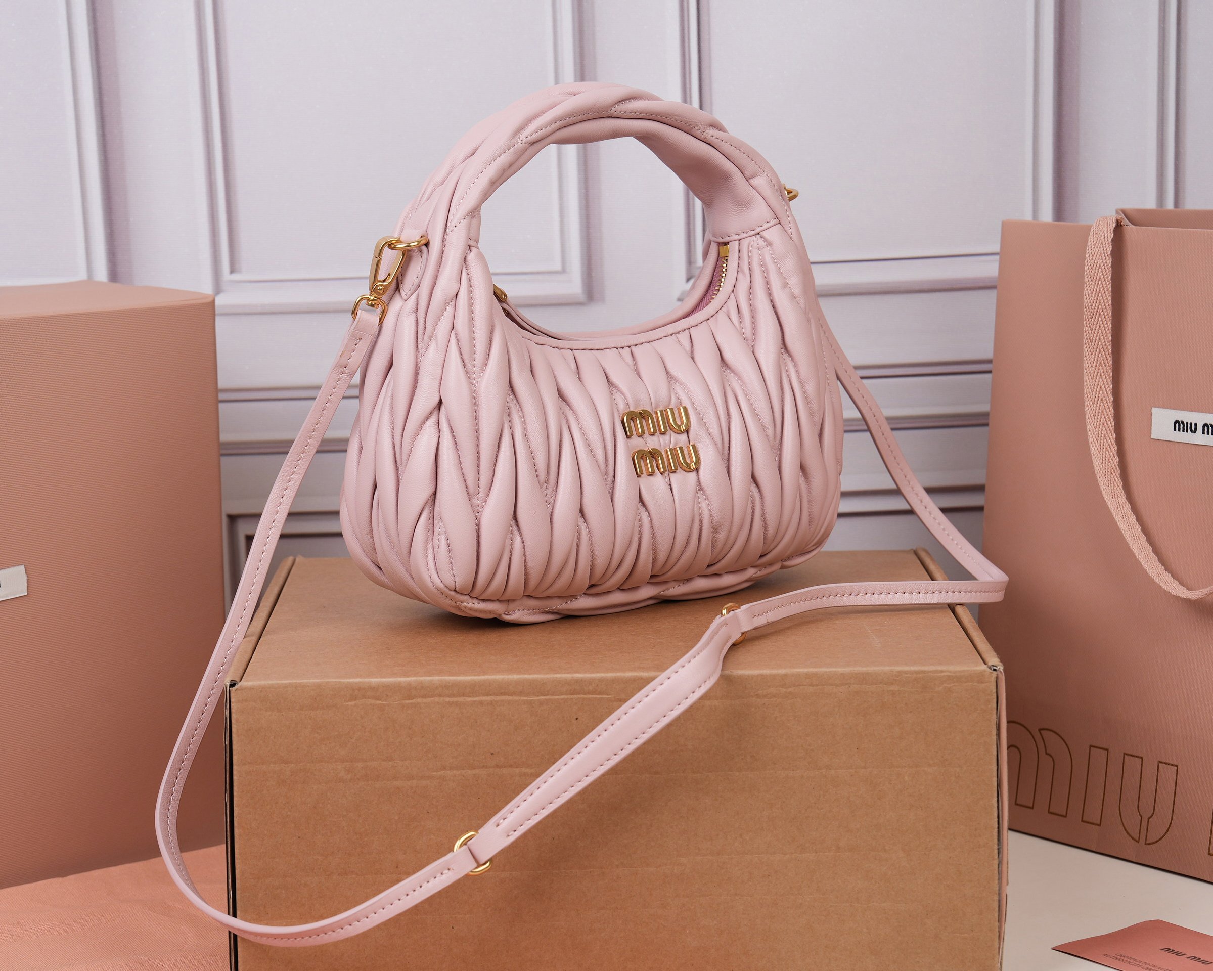 ミュウミュウ「MIUMIU」レディースファッションハンドバッグとショルダーバッグ