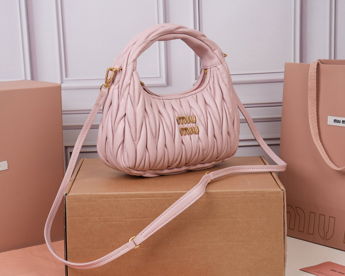 ミュウミュウ「MIUMIU」レディースファッションハンドバッグとショルダーバッグ