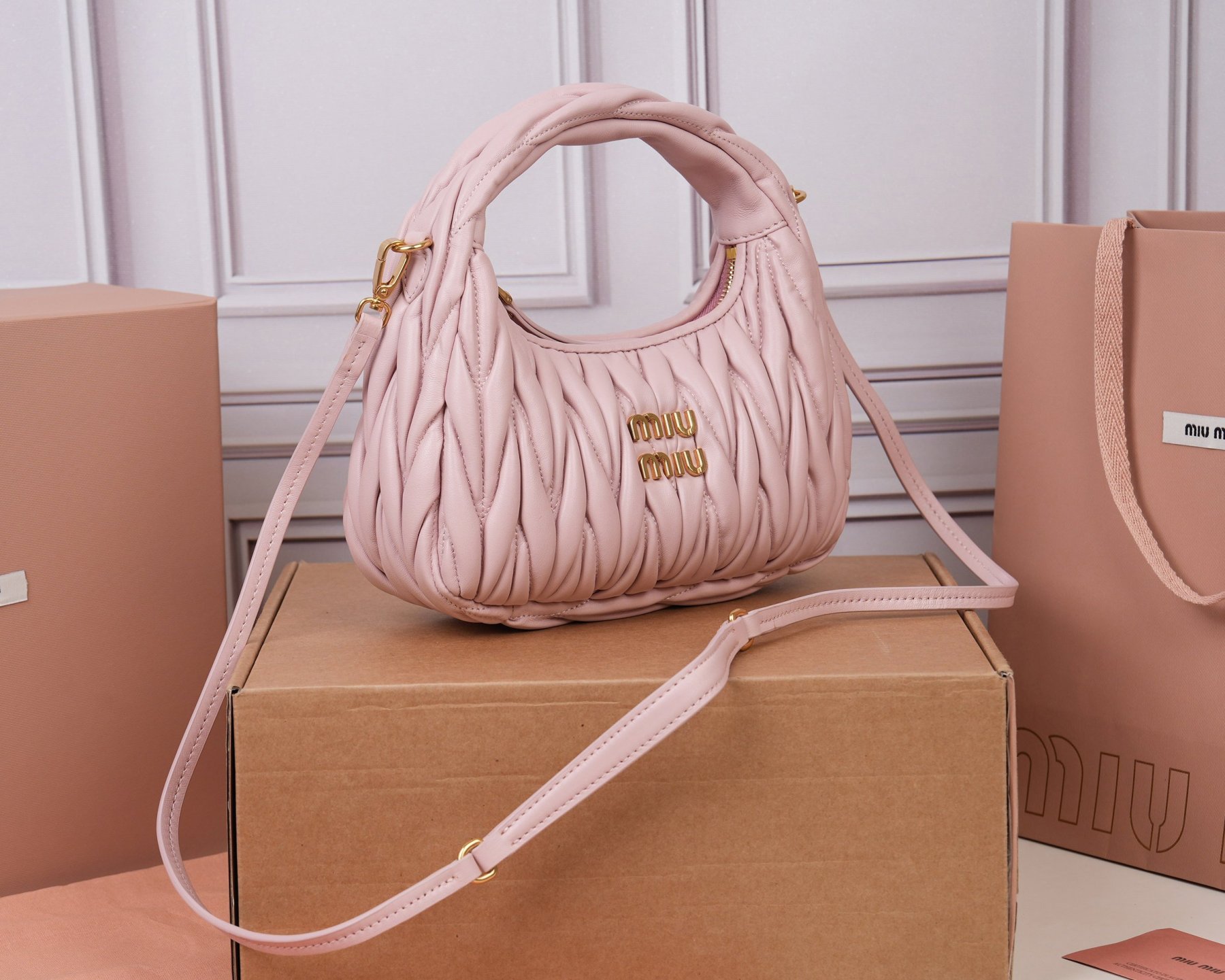 ミュウミュウ「MIUMIU」レディースファッションハンドバッグとショルダーバッグ