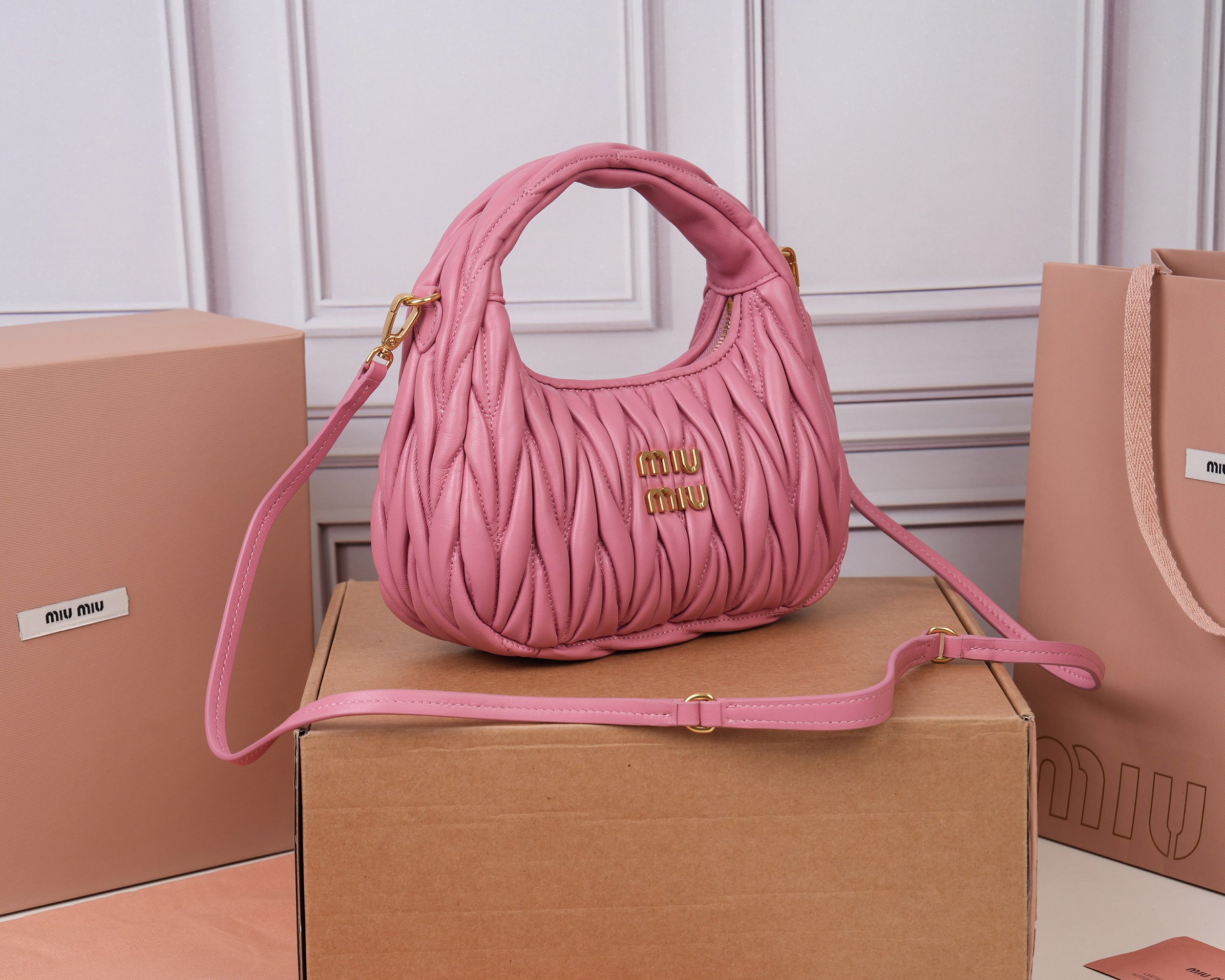 ミュウミュウ「MIUMIU」レディースファッションハンドバッグとショルダーバッグ