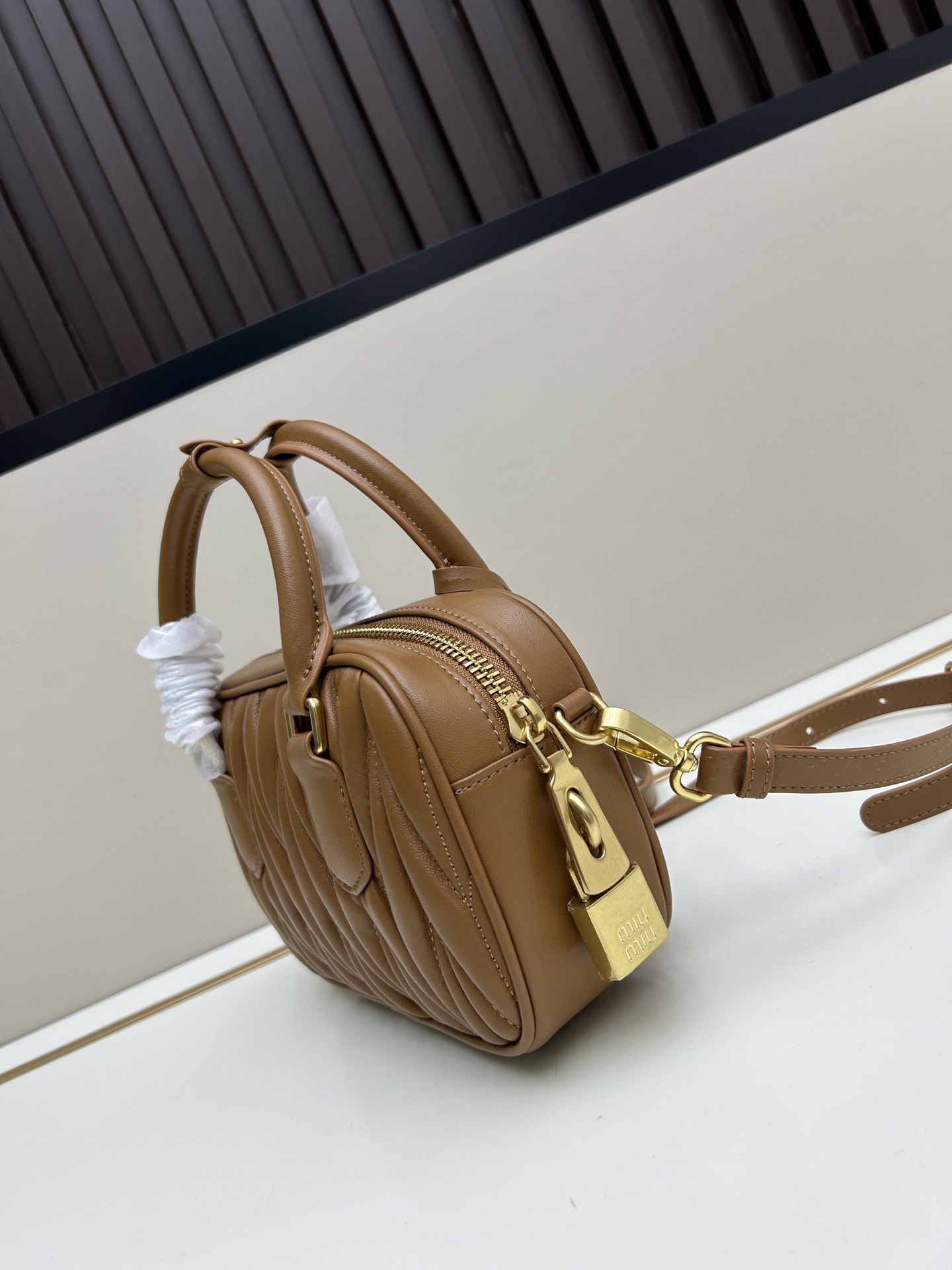 ミュウミュウ「MIUMIU」レディースファッションハンドバッグとショルダーバッグ