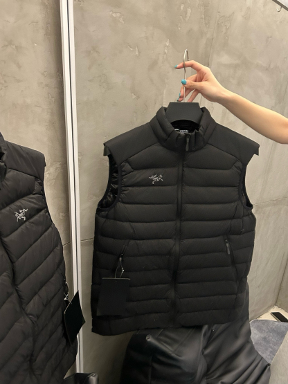 始祖鳥冬専門軽量保温カルビベスト