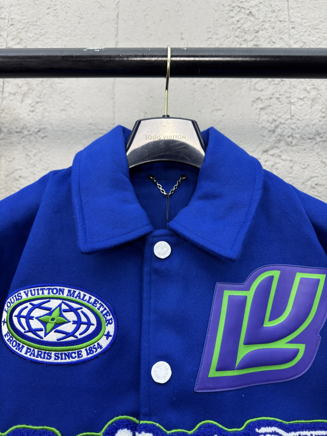 [ Louis Vuitton ] ルイ・ヴィトン  サファイア刺繍の皮の袖の野球服のコート