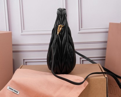 ミュウミュウ「MIUMIU」レディースファッションハンドバッグとショルダーバッグ