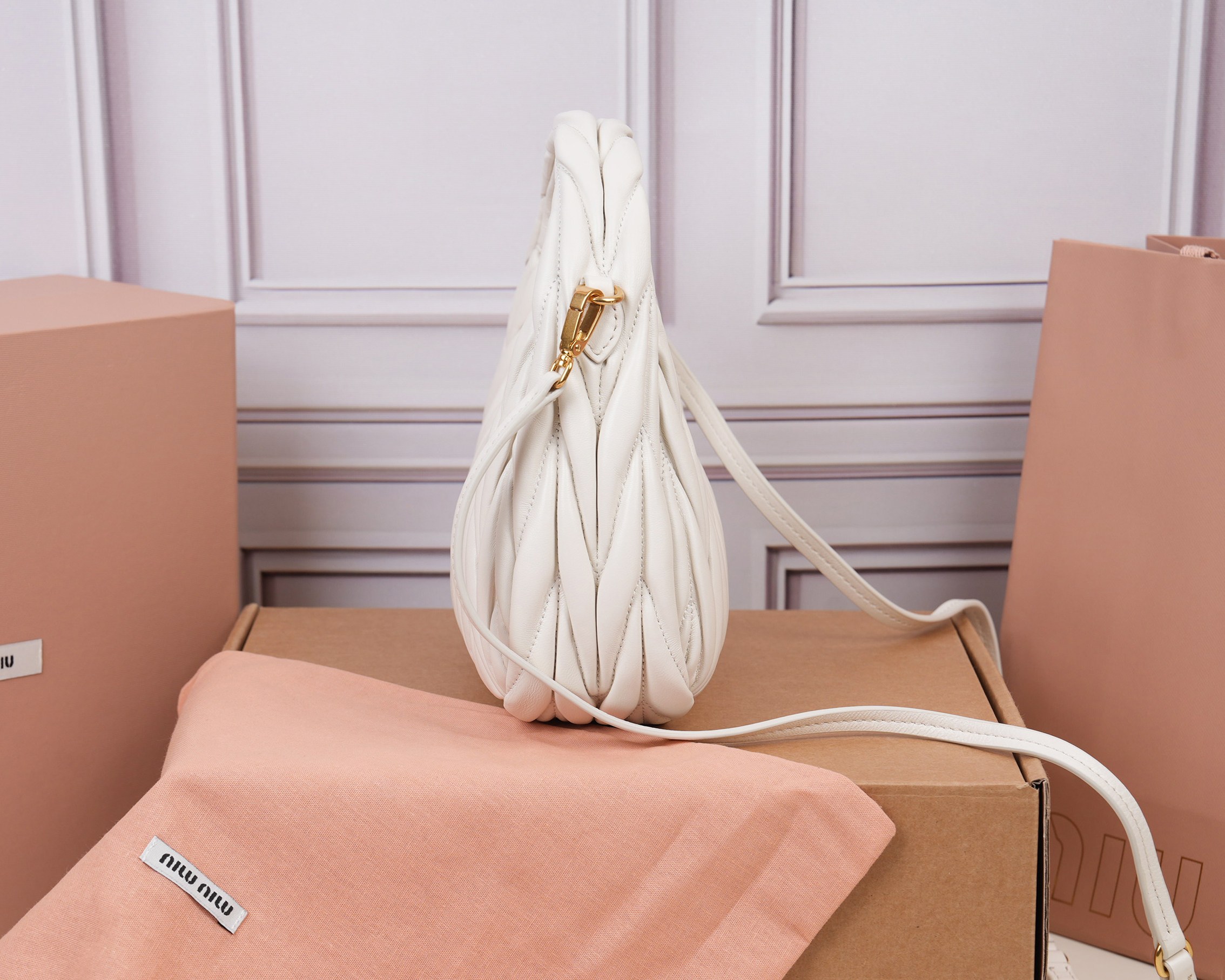 ミュウミュウ「MIUMIU」レディースファッションハンドバッグとショルダーバッグ