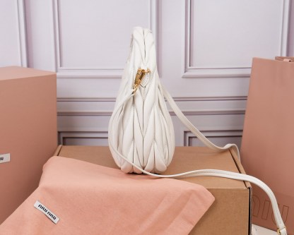 ミュウミュウ「MIUMIU」レディースファッションハンドバッグとショルダーバッグ