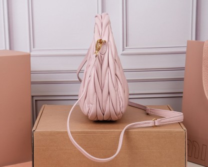 ミュウミュウ「MIUMIU」レディースファッションハンドバッグとショルダーバッグ