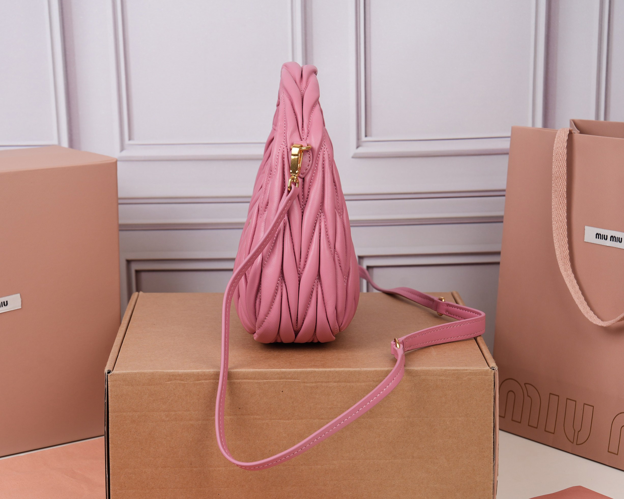 ミュウミュウ「MIUMIU」レディースファッションハンドバッグとショルダーバッグ