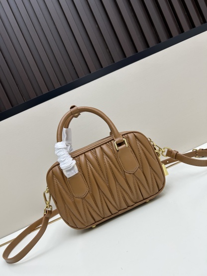 ミュウミュウ「MIUMIU」レディースファッションハンドバッグとショルダーバッグ